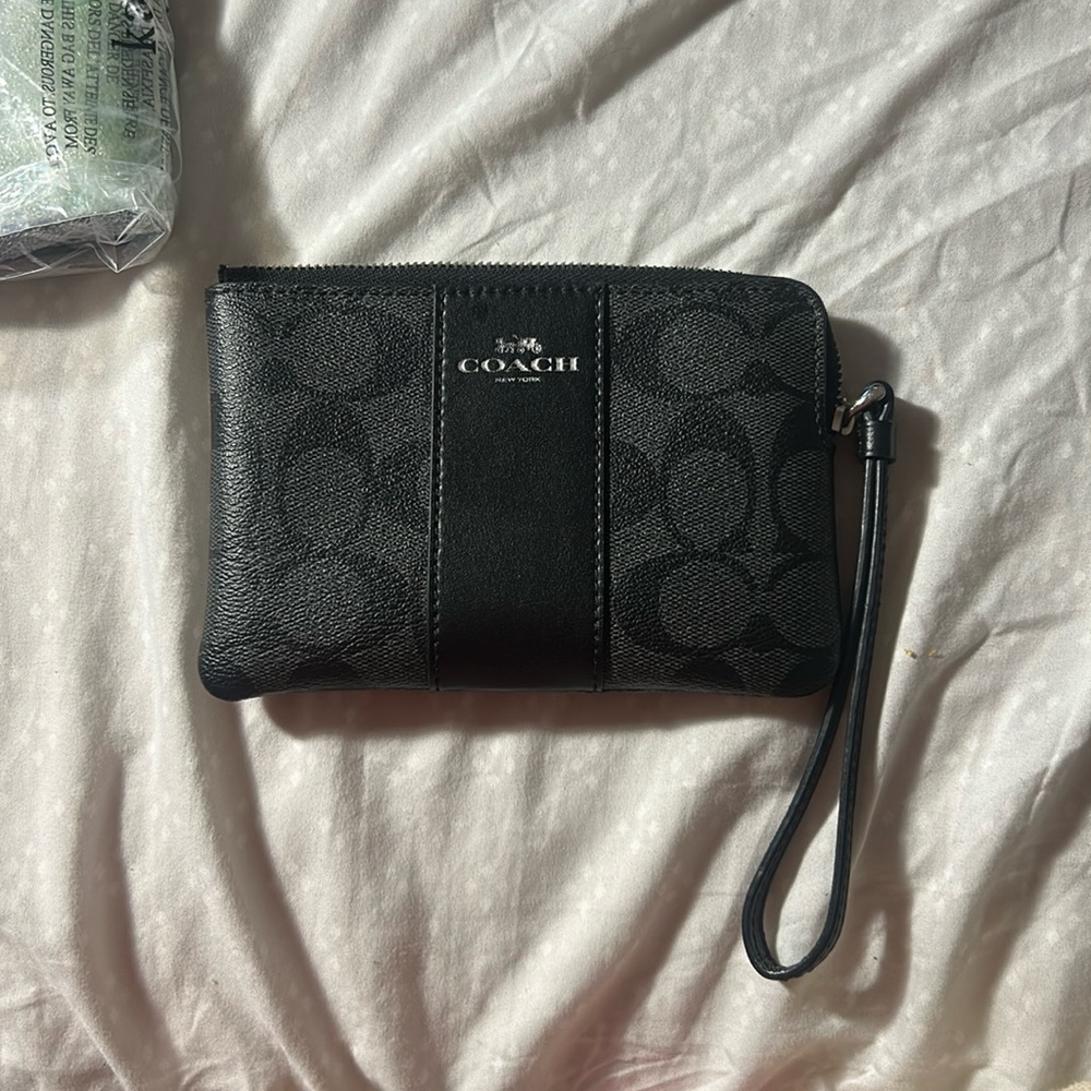EUC COACH LEATHER WRISTLET